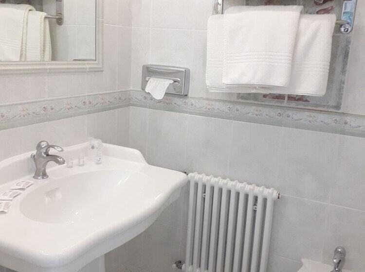 Triple Room Sea View, Hôtel The Originals Miramar, Royan Pontaillac