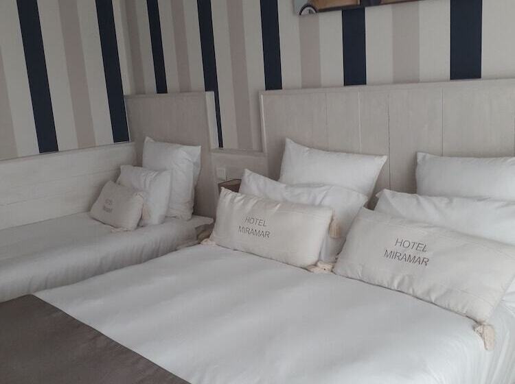 Chambre Triple Standard Vue Mer, The Originals Boutique, Hôtel Miramar, Royan