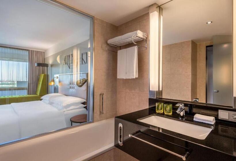 חדר סופריור עם מיטת קינג, Four Points By Sheraton Munich Arabellapark