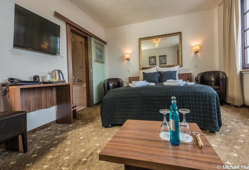 اتاق استاندارد, Und Restaurant Lowenbrau Koln