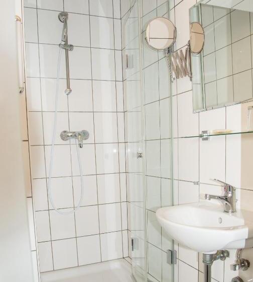 اتاق استاندارد یک نفره, Und Restaurant Lowenbrau Koln