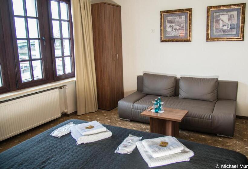اتاق استاندارد سه نفره, Und Restaurant Lowenbrau Koln