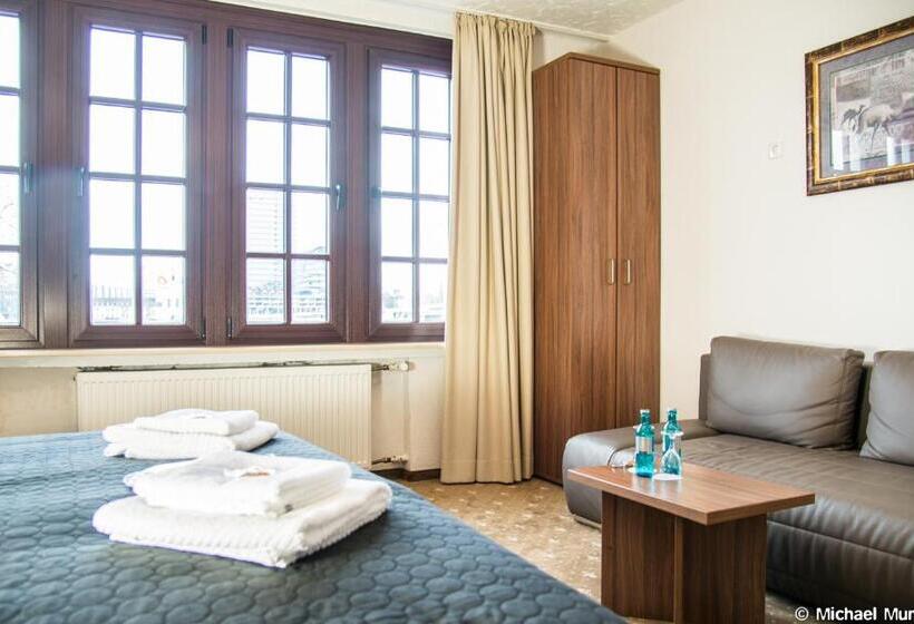 اتاق لوکس, Und Restaurant Lowenbrau Koln