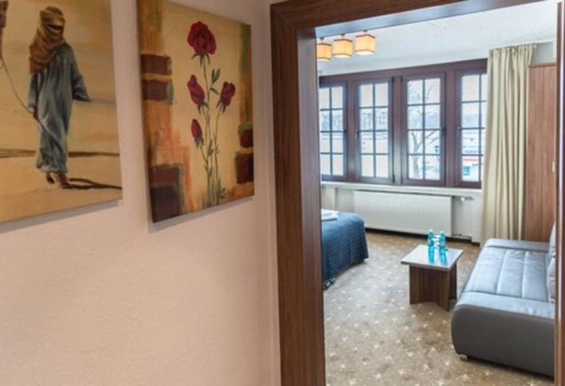 اتاق استاندارد سه نفره, Und Restaurant Lowenbrau Koln