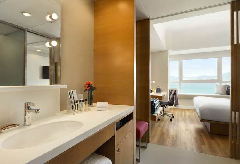 Deluxe Room with Views, Jen Hong Kong By Shangrila