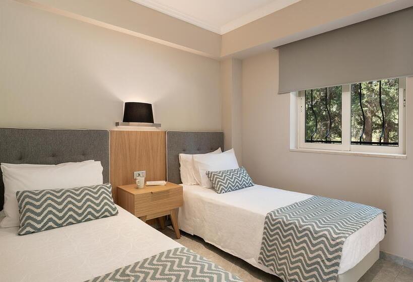 سوئیت جونیور خانوادگی, Pilot Beach Resort