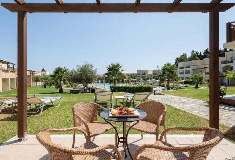 Superior bungalow with pool view, Pilot Beach Resort