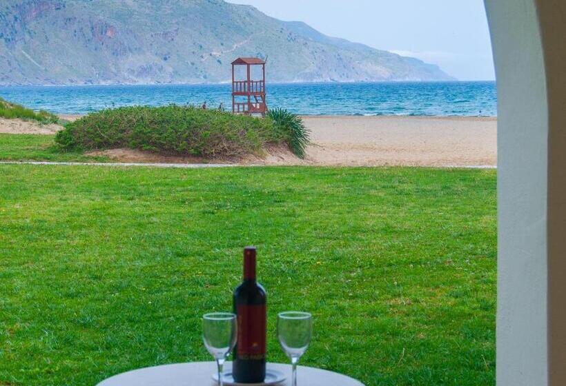 بانگلوی استاندارد با چشم‌انداز دریا, Pilot Beach Resort