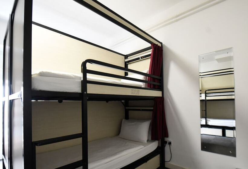 سرير فى غرفة مشتركة مزودة بحمام مشترك, Kinlay Hostel Eyre Square