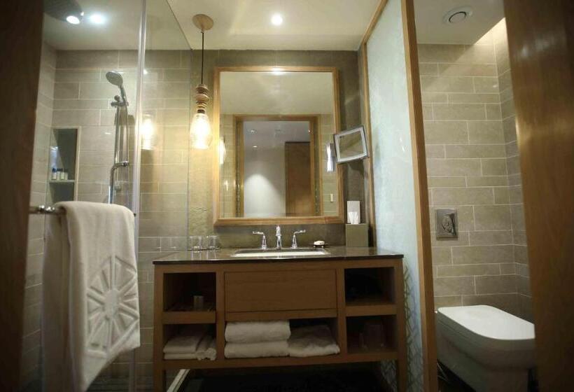 带大床的高级房间, Taj Fisherman’s Cove Resort & Spa, Chennai