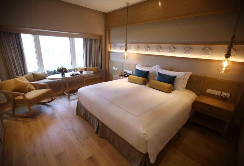 带大床的豪华间, Taj Fisherman’s Cove Resort & Spa, Chennai