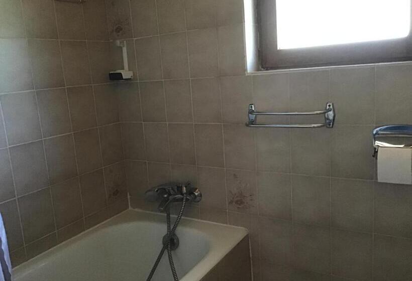 اتاق استاندارد چهار تخته, Hôtel La Bergerie