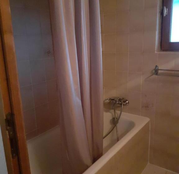 اتاق استاندارد چهار تخته, Hôtel La Bergerie