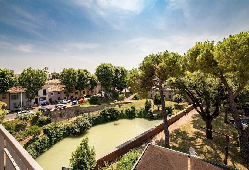 اتاق اکونومی, Augustus