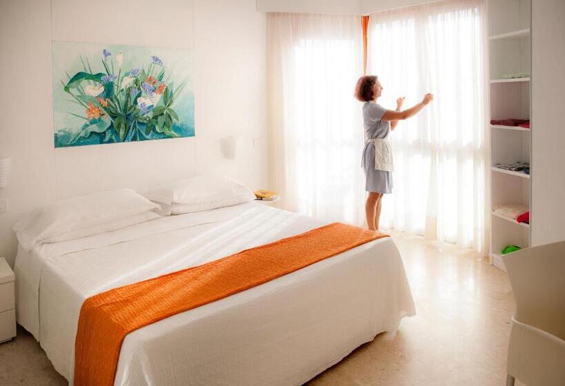 اتاق استاندارد سه تخته با بالکن, Caravelle Thalasso & Wellness