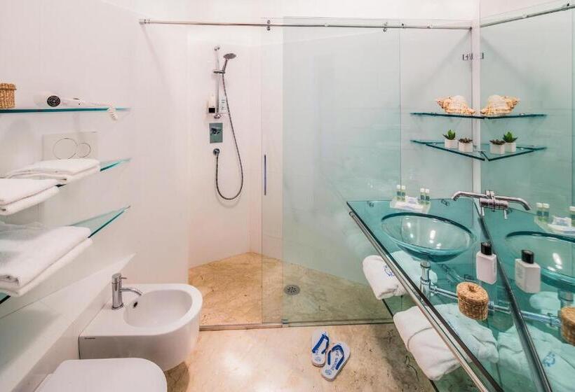 اتاق استاندارد چهار تخته با چشم‌انداز دریا, Caravelle Thalasso & Wellness
