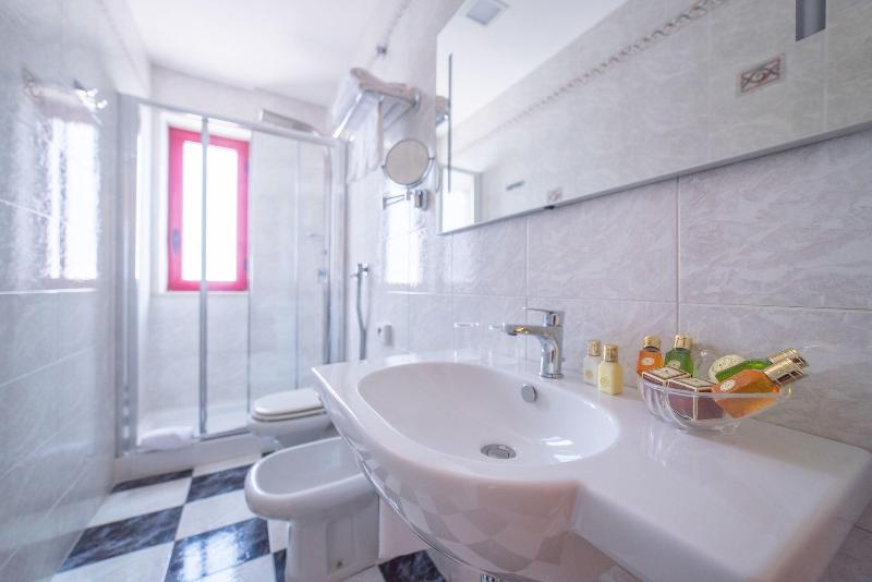 اتاق کلاسیک با چشم‌انداز دریا, Grand Hotel Miramare