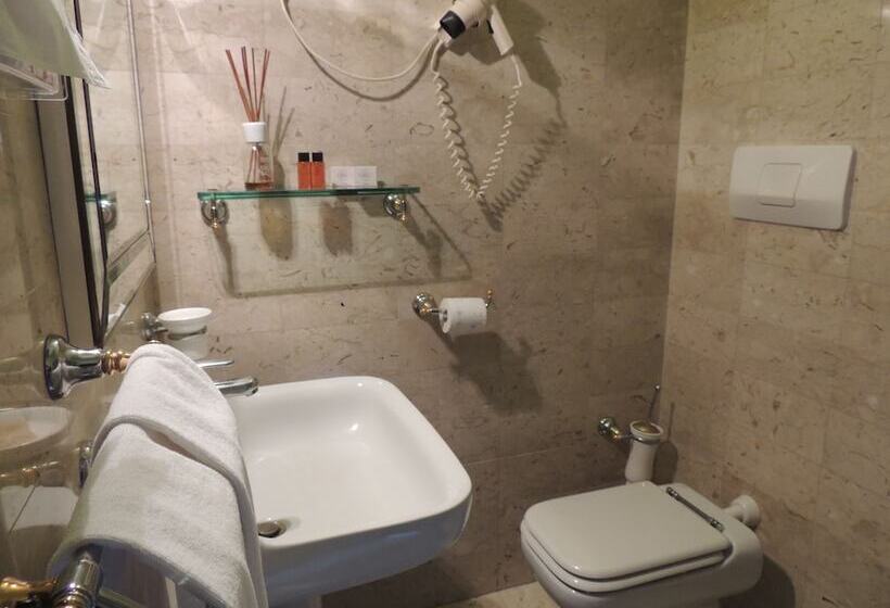 آپارتمان یک خوابه با دری مشترک که هال را جدا می کند., Verdi Boutique