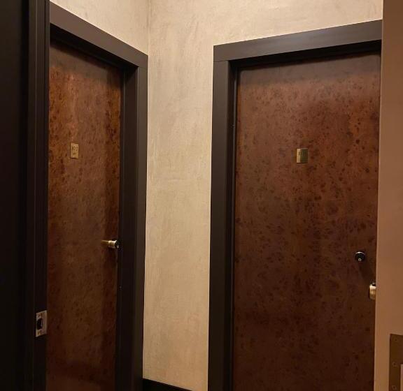آپارتمان یک خوابه با دری مشترک که هال را جدا می کند., Verdi Boutique