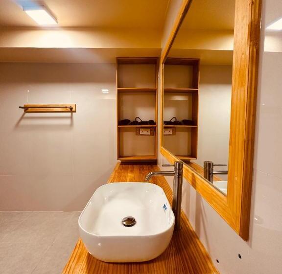 اتاق لوکس با چشم‌انداز باغ, Relax Lodge