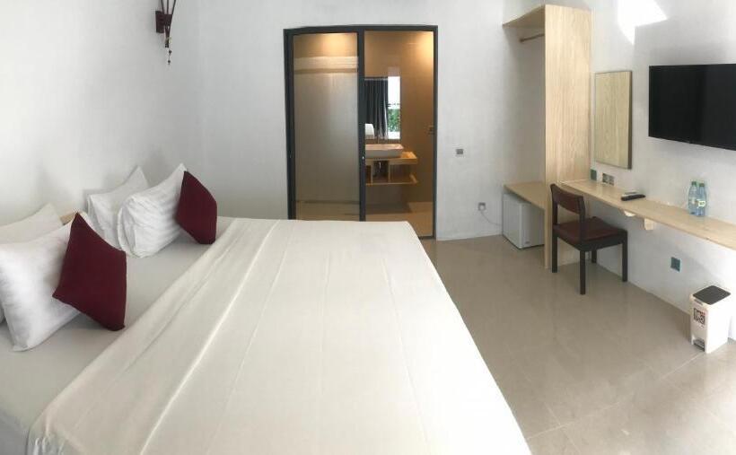 اتاق لوکس با چشم‌انداز باغ, Royal Stay Inn