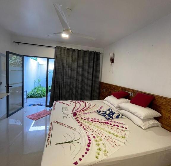 اتاق لوکس با چشم‌انداز باغ, Royal Stay Inn