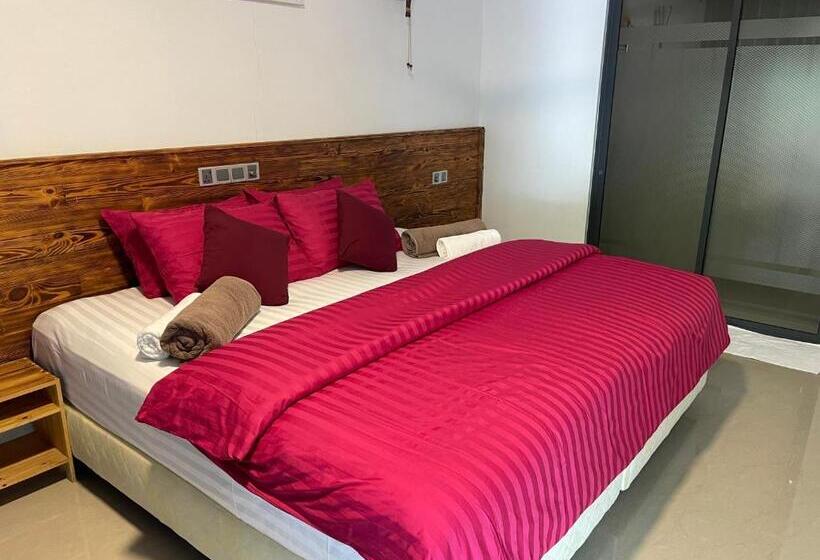 اتاق لوکس با چشم‌انداز باغ, Royal Stay Inn