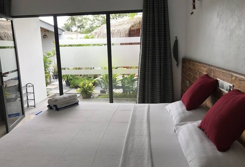 اتاق لوکس با چشم‌انداز باغ, Royal Stay Inn