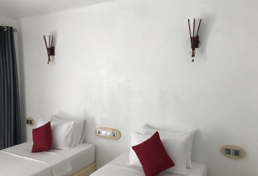اتاق لوکس با چشم‌انداز باغ, Royal Stay Inn