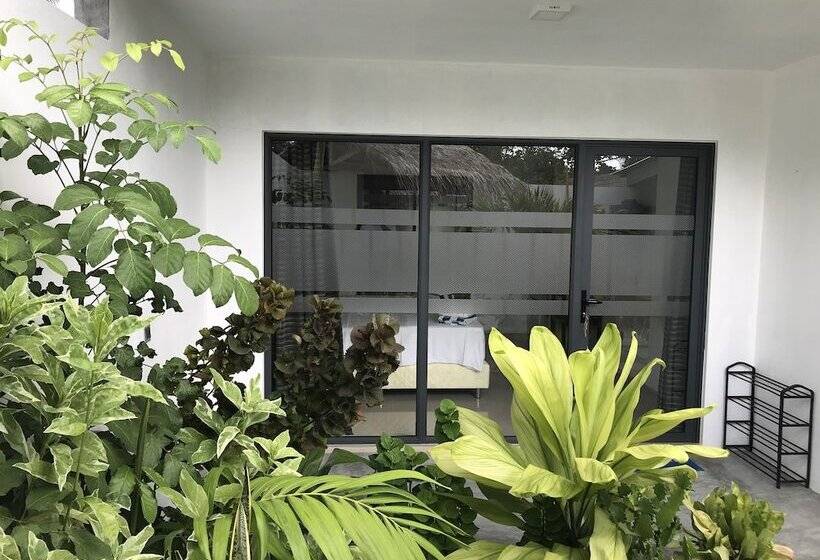 اتاق لوکس با چشم‌انداز باغ, Royal Stay Inn