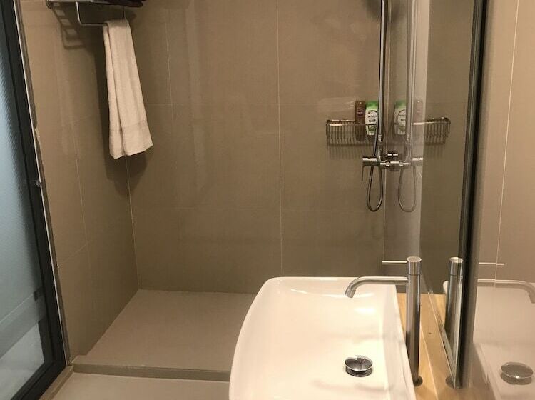 اتاق لوکس با چشم‌انداز باغ, Royal Stay Inn