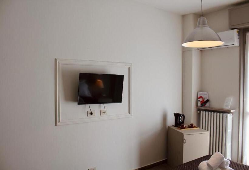سوییت با چشم‌انداز استخر, Art Hotel Pandos