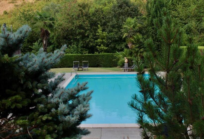 سوییت با چشم‌انداز استخر, Art Hotel Pandos