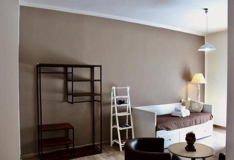 سوییت با چشم‌انداز استخر, Art Hotel Pandos