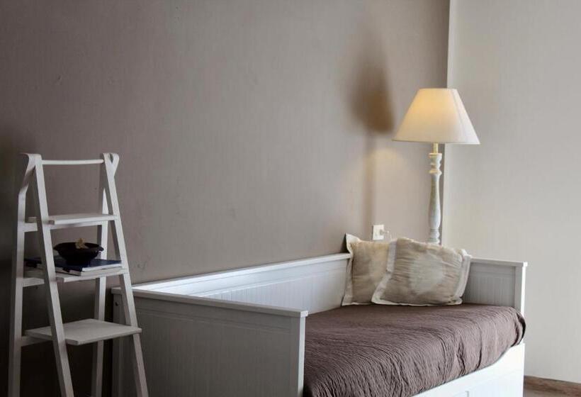 سوییت با چشم‌انداز استخر, Art Hotel Pandos