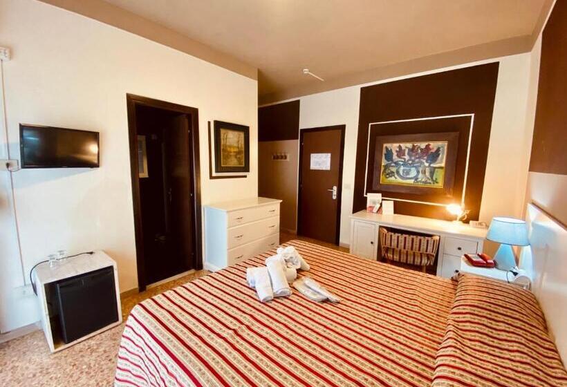 اتاق استاندارد با چشم‌انداز استخر, Art Hotel Pandos