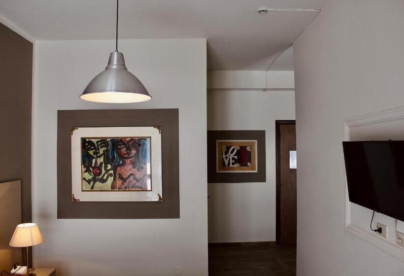 سوییت با چشم‌انداز استخر, Art Hotel Pandos