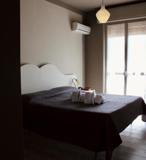 سوییت با چشم‌انداز استخر, Art Hotel Pandos