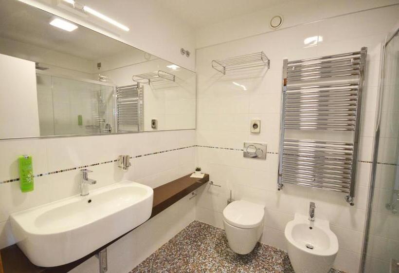 سوییت جونیور با چشم‌انداز جانبی دریا, Laguna Park Hotel 4superior