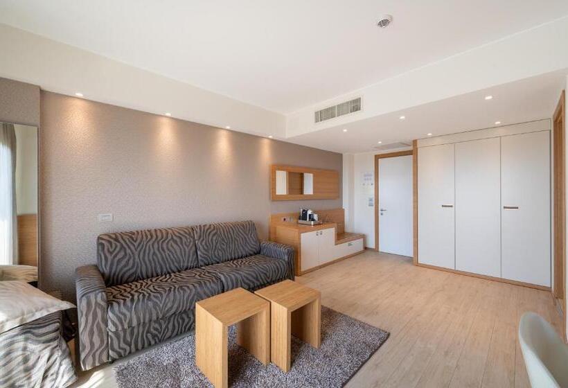 سوییت جونیور با چشم‌انداز جانبی دریا, Laguna Park Hotel 4superior