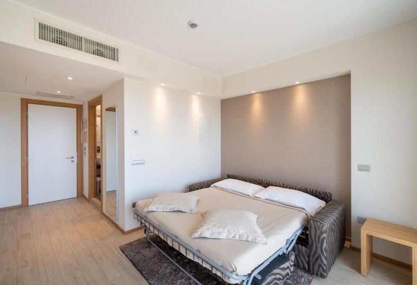 سوییت جونیور با چشم‌انداز جانبی دریا, Laguna Park Hotel 4superior