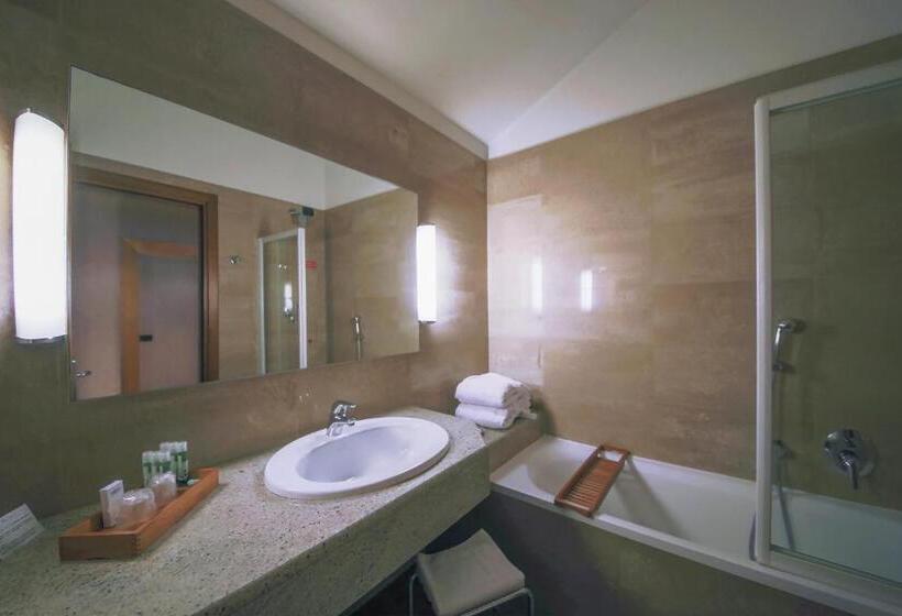 سوییت خانوادگی, Monica Hotel Fiera