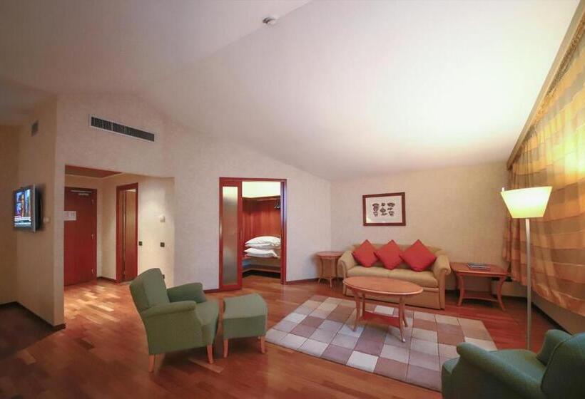 سوییت خانوادگی, Monica Hotel Fiera