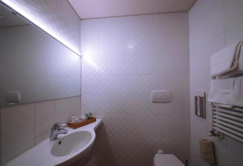 اتاق راحتی, Monica Hotel Fiera