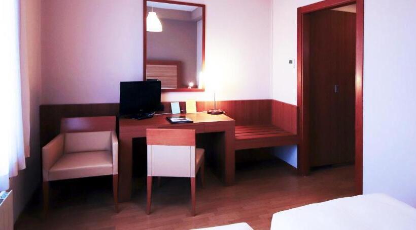 اتاق راحتی, Monica Hotel Fiera