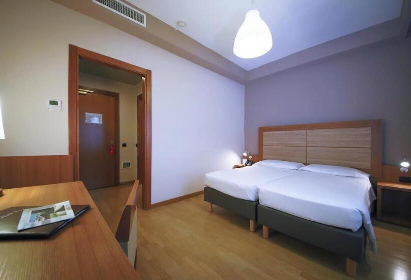 اتاق راحتی, Monica Hotel Fiera