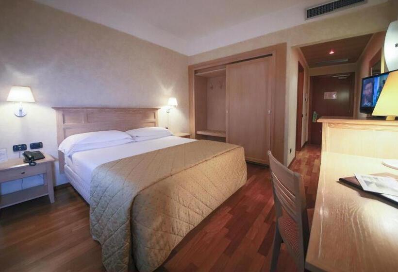 اتاق پرستیژ, Monica Hotel Fiera
