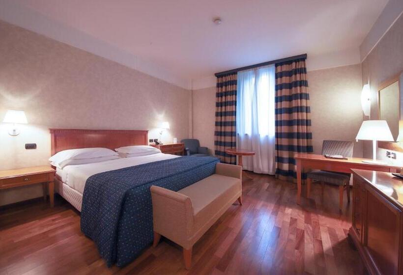اتاق استاندارد با چشم‌انداز باغ, Monica Hotel Fiera
