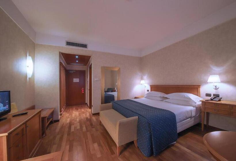 اتاق استاندارد با چشم‌انداز باغ, Monica Hotel Fiera