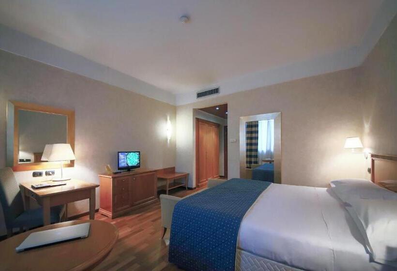 اتاق استاندارد با چشم‌انداز باغ, Monica Hotel Fiera